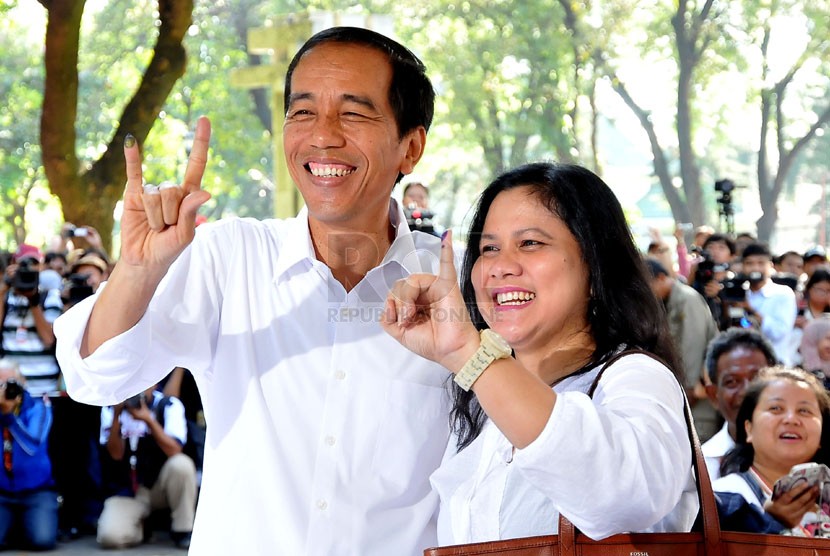 GUbernur DKI Joko Widodo bersama isterinya Iriana Joko Widodo (kanan) usai mencoblos di Jakarta, Rabu (9/4).