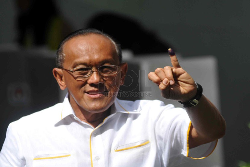  Ketua Umum Partai Golkar Aburizal Bakrie menggunakan hak pilih di TPS 32, Menteng, Jakarta Pusat, Rabu (9/4).  (Republika/ Wihdan)