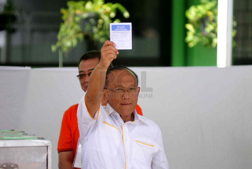  Ketua Umum Partai Golkar Aburizal Bakrie menggunakan hak pilih di TPS 32, Menteng, Jakarta Pusat, Rabu (9/4).  (Republika/ Wihdan)