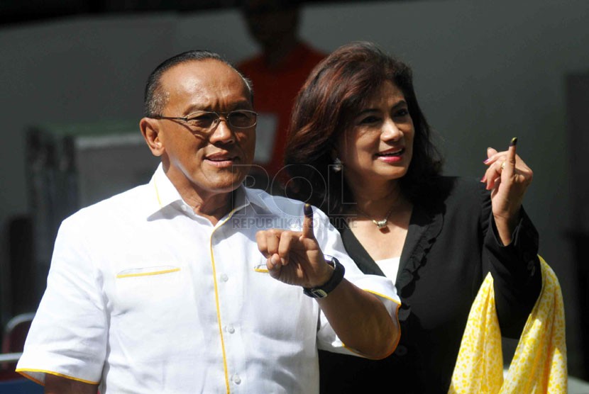  Ketua Umum Partai Golkar Aburizal Bakrie bersama isteri Tatie Bakrie menggunakan hak pilih di TPS 32, Menteng, Jakarta Pusat, Rabu (9/4). 