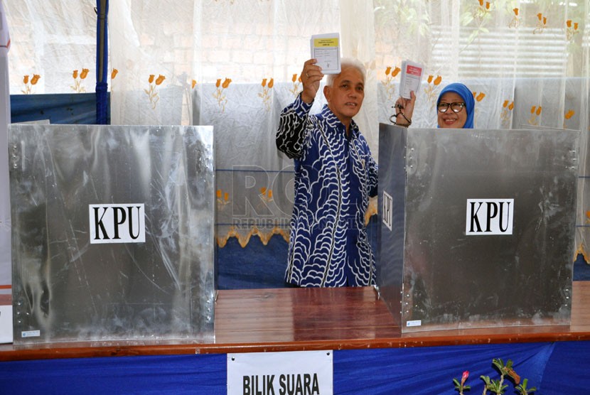   Menteri Koordinator Perekonomian Hatta Rajasa, mencoblos di kampung halamannya, Desa Jejawi, Kecamatan Jejawi, Kabupaten Ogan Komering Ilir (OKI), Sumatera Selatan, Rabu (9/4). (Republika/Maspril Aries) 