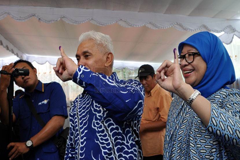   Menteri Koordinator Perekonomian Hatta Rajasa, bersama istri Oktiniwati Ulfa Dariah Rajasa mencoblos di Desa Jejawi, Kecamatan Jejawi, Kabupaten Ogan Komering Ilir (OKI), Rabu (9/4). (Republika/Maspril Aries)