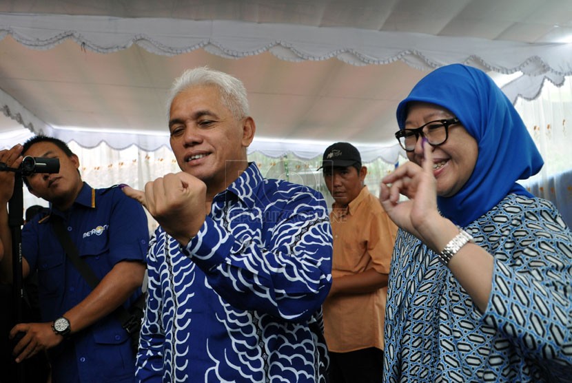   Menteri Koordinator Perekonomian Hatta Rajasa, bersama istri Oktiniwati Ulfa Dariah Rajasa mencoblos di Desa Jejawi, Kecamatan Jejawi, Kabupaten Ogan Komering Ilir (OKI), Rabu (9/4). (Republika/Maspril Aries)