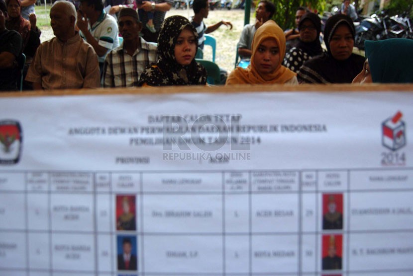   Sejumlah warga sedang menunggu giliran untuk menggunakan hak suaranya di TPS kawasan Blang Cut, Banda Aceh, Nanggroe Aceh Darussalam (NAD), Rabu (9/4). (Republika/Rusdy Nurdiansyah)