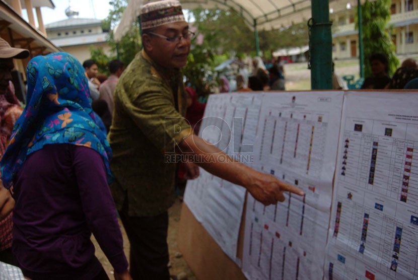  Seorang bapak sedang melihat contoh kertas suara parpol yang ditempel di TPS kawasan Blang Cut, Banda Aceh, Nanggroe Aceh Darussalam (NAD), Rabu(9/4). (Republika/Rusdy Nurdiansyah)