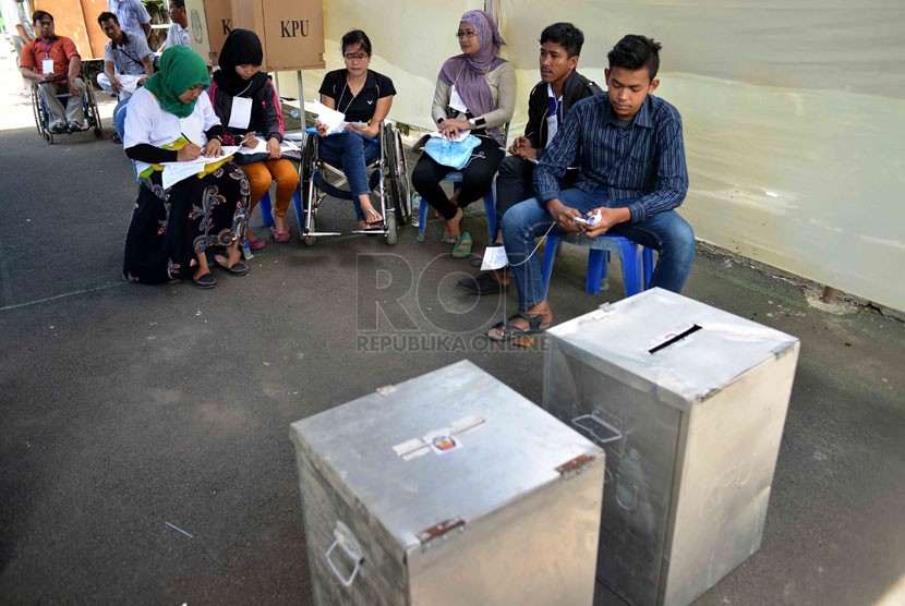   Seorang penyandang difable antusias memantau perhitungan suara pemilu legislatif di Tempat Pemungutan Suara (TPS) 58 di Dinas Sosial Budi Bhakti, Pondok Bambu, Jakarta Timur, Rabu (9/4). (Republika/Agung Supriyanto)