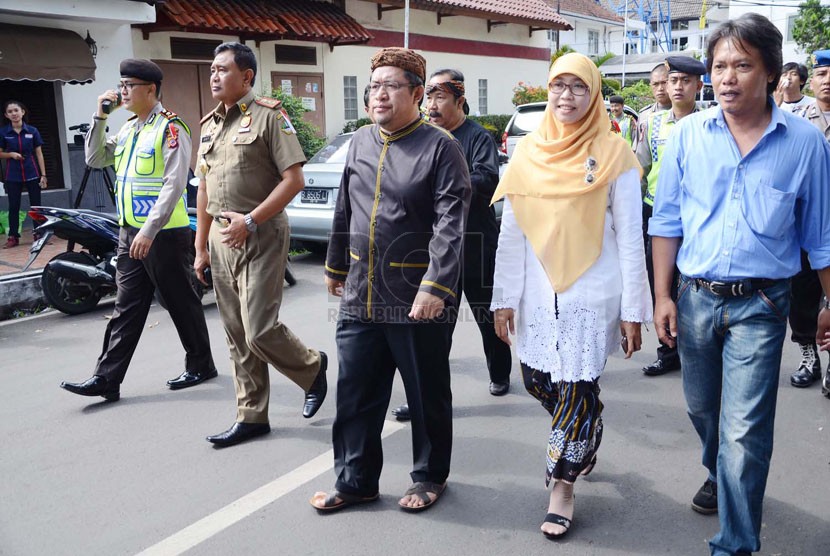   Gubernur Jabar, Ahmad Heryawan bersama istri berjalan menuju TPS 1 di Keluarahan Babakan Ciamis, Kota Bandung, Rabu (9/4). (Republika/Edi Yusuf)