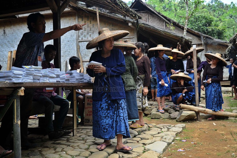 Warga Baduy menyalurkan hak suara saat mengikuti Pemilu Legislatif 2014 di Desa Cikakal Leuwi Bulet, Kecamatan Kanekes, Lebak, Banten, Rabu (9/4). (Republika/Tahta Aidilla)