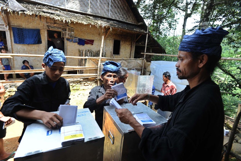 Warga Baduy menyalurkan hak suara saat mengikuti Pemilu Legislatif 2014 di Desa Cikakal Leuwi Bulet, Kecamatan Kanekes, Lebak, Banten, Rabu (9/4). (Republika/Tahta Aidilla)