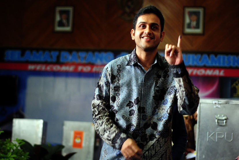  Bendahara Partai Demokrat Nazarudin, menggunakan hak pilihnya di TPS Khusus Lapas Sukamiksin, Kota Bandung, Rabu (9/4). (foto: Septianjar Muharam)