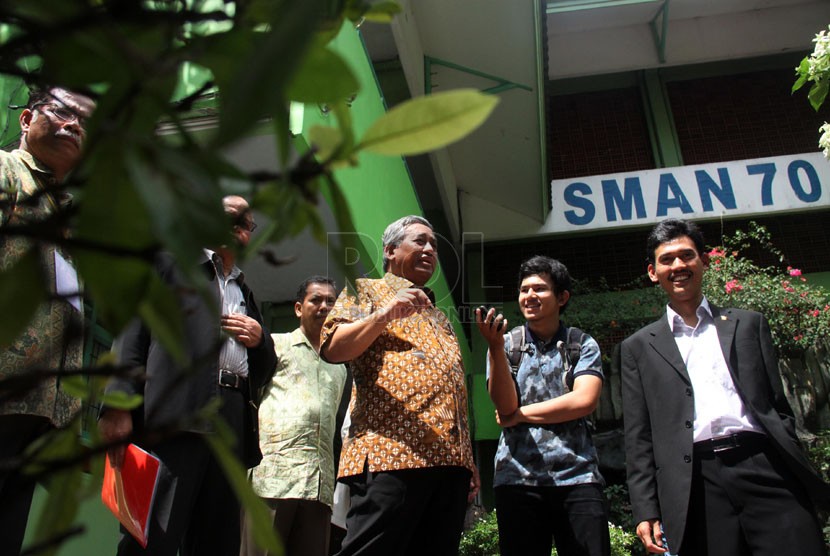   Mendikbud Muhammad Nuh meninjau persiapan Ujian Nasional (UN) di SMAN 70, Jakarta Selatan, Ahad (13/4).  (Republika/ Yasin Habibi)