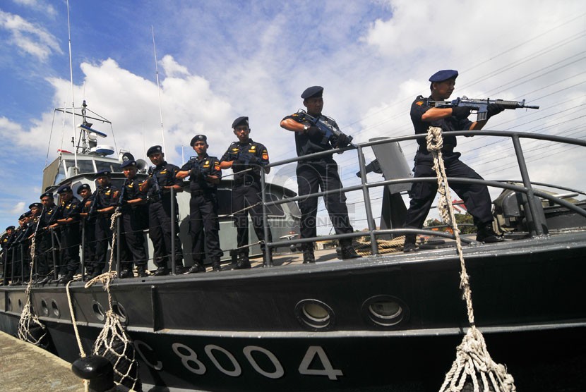 Petugas patroli laut bea dan cukai berada di atas kapal patroli jenis Fast Patrol Boat (FPB) di Pangkalan Sarana Operasi Bea dan Cukai Tanjung Priok, Jakarta Utara, Selasa (15/4). (Antara/Zabur Karuru)