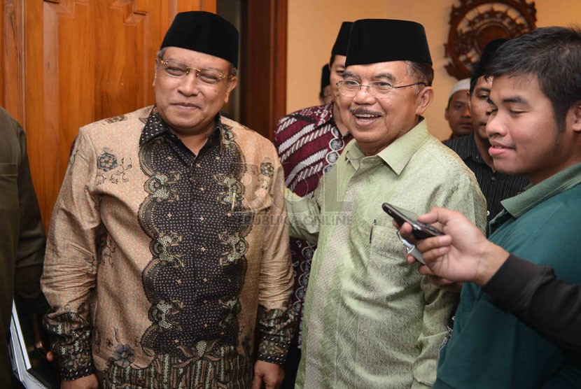  Mantan Wakil Presiden, Jusuf Kalla (kedua kanan) serta Ketua Umum PBNU Said Aqil Siradj (kiri) menjawab pertanyaan wartawan usai melakukan pertemuan tertutup di Gedung PBNU, Jakarta, Rabu (16/4).(Republika/Agung Supriyanto)