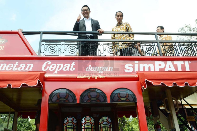   Gubernur Jakarta Joko Widodo (Jokowi) bersama Wali Kota Bandung Ridwan meninjau bus Bandung Tour On Bus (Bandros) di Balai Kota Bandung, Kamis (17/4)  (Republika/Edi Yusuf)  