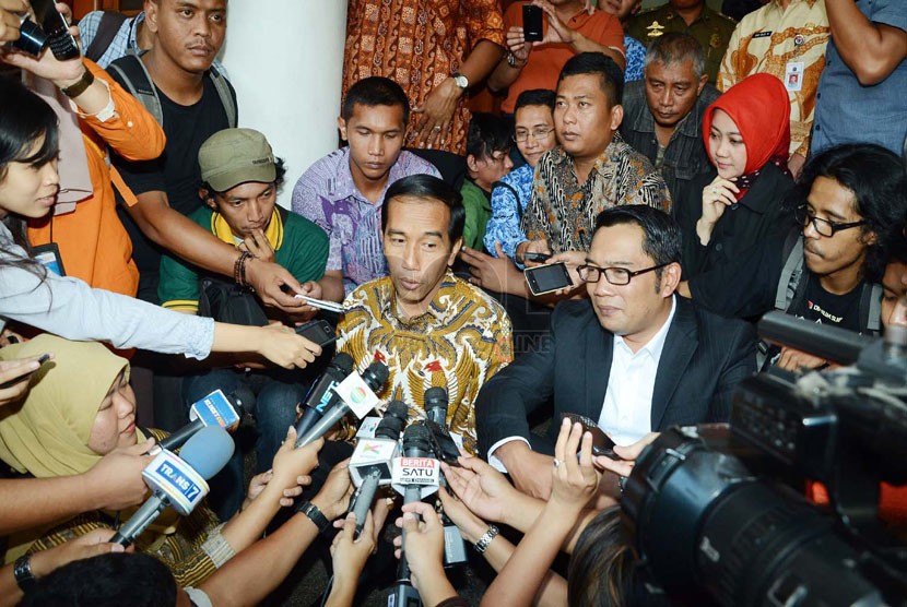  Gubernur Jakarta Joko Widodo (Jokowi) bersama Wali Kota Bandung Ridwan Kamil memberikan keterangan pers di Balai Kota Bandung, Kamis (17/4). (Republika/Edi Yusuf)  