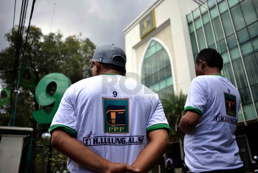  Simpatisan Partai Persatuan Pembangunan berjaga di depan kantor DPP PPP, Jakarta, Ahad (20/4). (Republika/Agung Supriyanto)