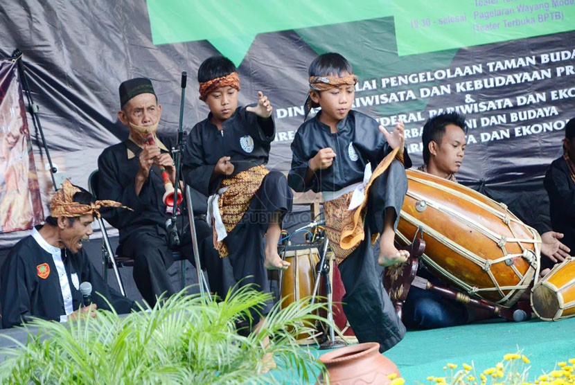  Penampilan pencak silat dalam acara 