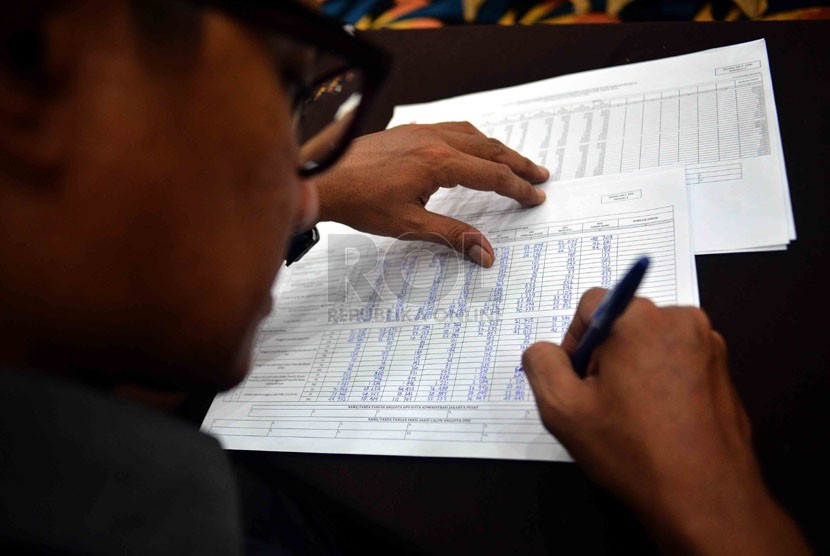  Petugas menghitung suara Pemilu legislatif  (ilustrasi)
