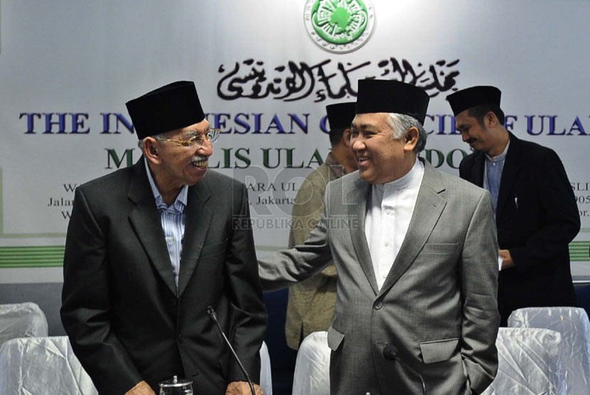   Ketua Majelis Ulama Indonesia (MUI) Din Syamsudin (kanan), Ketua MUI Umar Syihab (kiri) berbincang usai Forum Ukhuwah Islamiyah di Jakarta, Senin (21/4).  (Republika/Tahta Aidilla)