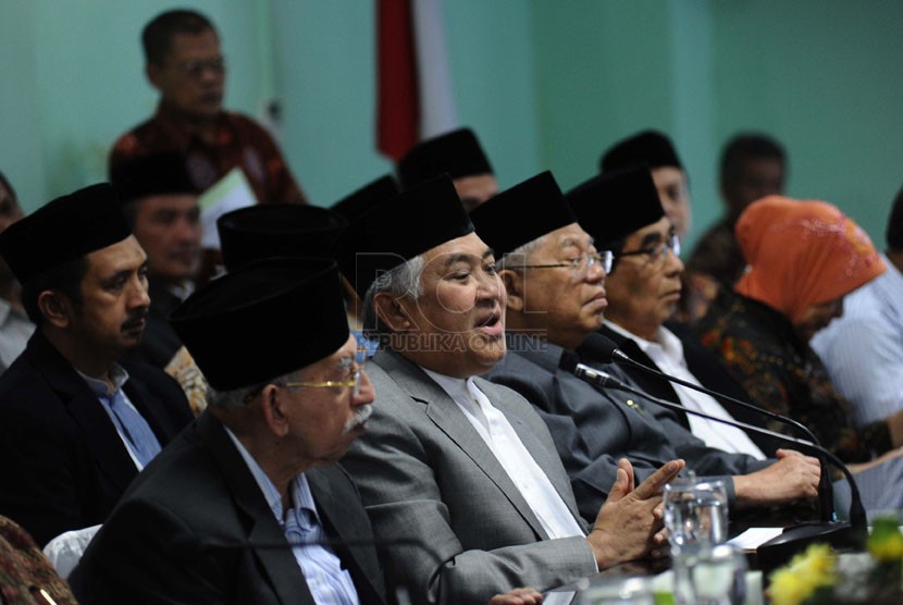 Ketua Majelis Ulama Indonesia (MUI) Din Syamsudin (tengah) berbicara dalam Forum Ukhuwah Islamiyah di Jakarta, Senin (21/4). (Republika/Tahta Aidilla)