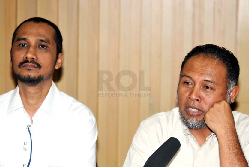   Ketua KPK Abraham Samad (kiri) bersama Wakil Ketua KPK Bambang Widjojanto memberikan keterangan pers di KPK, Jakarta, Senin (21/4), terkait penetapan Hadi Purnomo sebagai tersangka.  (Republika/Wihdan)