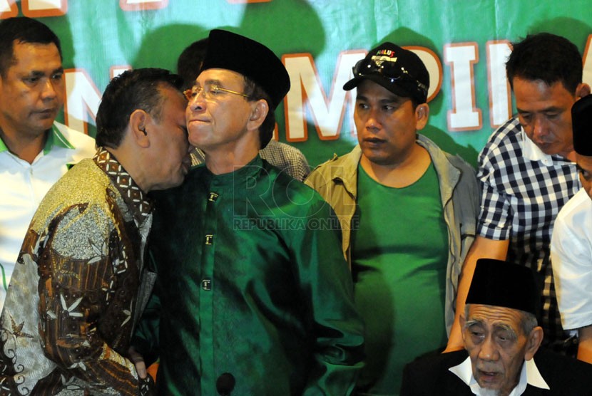   Ketua Umum PPP Suryadharma Ali (kedua kiri) berpelukan dengan Wakil Ketua Umum PPP Hasrul Azwar (kiri) disaksikan Ketua Majelis Syariah PPP KH Maimun Zuber (kanan) usai rapat pleno di Jakarta, Selasa (22/4). (Republika/Aditya Pradana Putra)