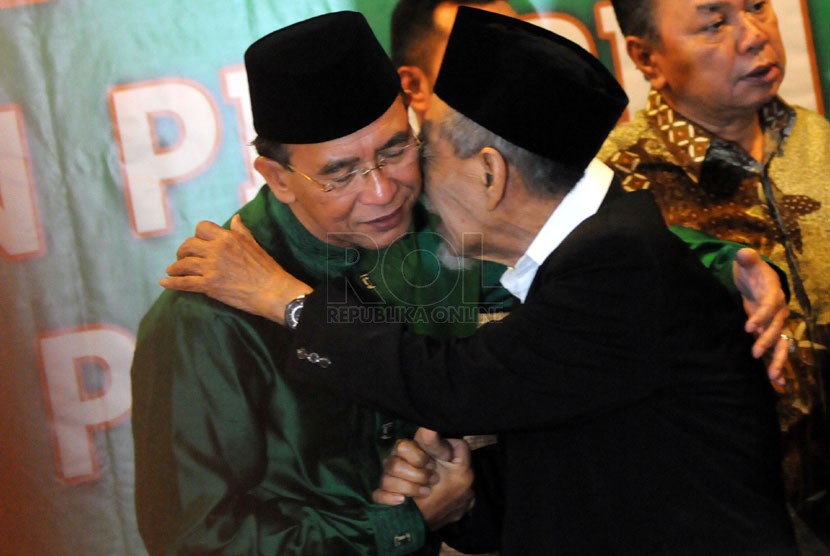 Ketua Umum Partai Persatuan Pembangunan (PPP) Suryadharma Ali (kiri) memeluk Ketua Majelis Syariah PPP KH Maimun Zuber (kanan) usai rapat pleno DPP PPP di Jakarta, Selasa (22/4). (Republika/Aditya Pradana Putra)