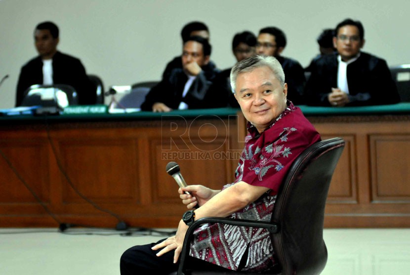  Tersangka kasus dugaan korupsi proyek Sistem Radio Komunikasi Terpadu (SKRT) di Kementerian Kehutanan, Anggoro Widjojo menjalani sidang perdana di Pengadilan Tipikor, Jakarta, Rabu (23/4). ( Republika/Wihdan)