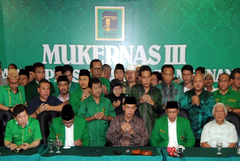 Ketua Umum PPP Suryadharma Ali (tengah) didampingi jajaran pimpinan partai lainnya berdoa bersama usai Mukernas III di Cisarua, Bogor, Kamis (24/4). (Republika/Aditya Pradana Putra)