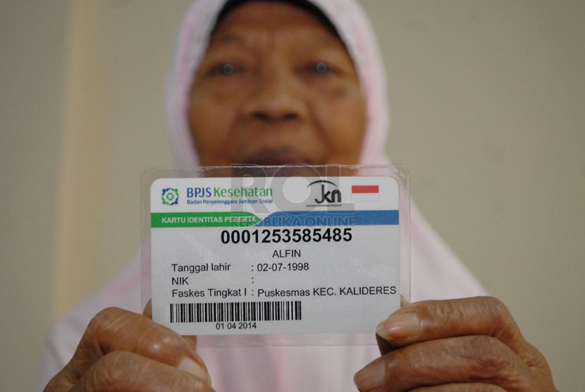   warga binaan Sosial (WBS) menunjukkan kartu BPJS miliknya pada acara penyerahan kartu BPJS Kesehatan di Panti Sosial Bina Insan Bangun Daya 2, Cipayung, Jakarta Timur, Kamis (24/4).  (Republika/Rakhmawaty La'lang)