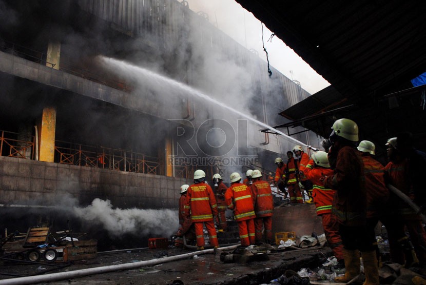 Petugas pemadam kebakaran berusaha untuk memadamkan api yang melalap sejumlah kios di Pasar Senen, Jakarta Pusat, Jumat (25/4). (Republika/Rakhmawaty La'lang)