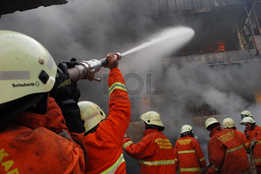Petugas pemadam kebakaran berusaha untuk memadamkan api yang melalap sejumlah kios di Pasar Senen, Jakarta Pusat, Jumat (25/4). (Republika/Rakhmawaty La'lang)