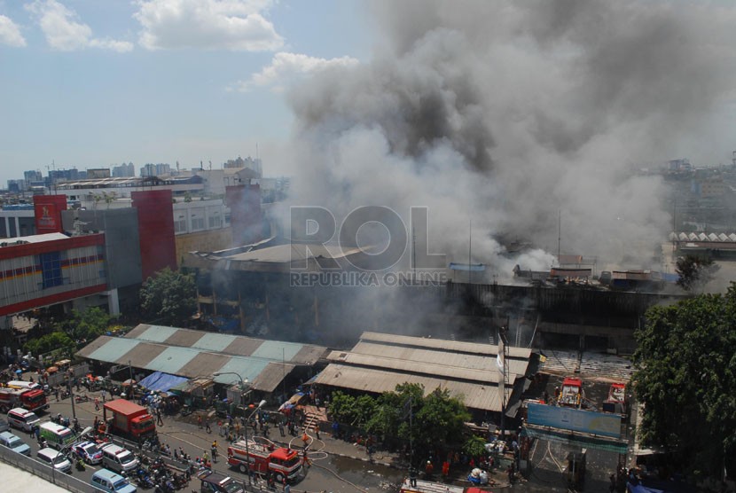 Fire razes Block 3 at Senen Market in Central Jakarta on Friday April 25, 2014.