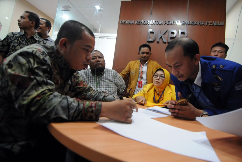 Sejumlah calon legislatif dari beberapa parpol di Kabupaten Bandung Barat melaporkan pelanggaran Pileg 2014 di Dewan Kehormatan Penyelenggara Pemilu (DKPP), Jakarta, Jumat (25/4). (Republika/Aditya Pradana Putra)