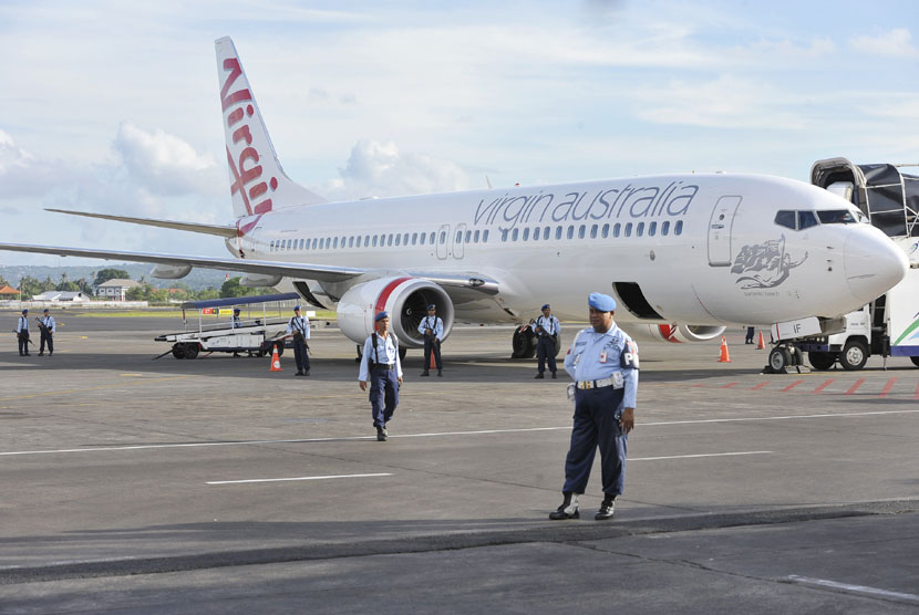 Sejumlah personel TNI AU berjaga di samping pesawat Virgin Australia menyusul adanya informasi pembajakan, setibanya di Bandara Ngurah Rai, Denpasar, Jumat (25/4). (Antara/Nyoman Budhiana)