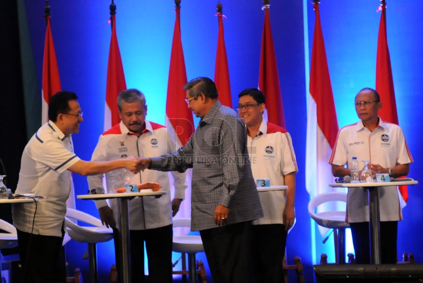   Ketua Umum Partai Demokrat (PD) Susilo Bambang Yudhoyono menjabat tangan para peserta debat putaran final Konvensi Calon Presiden PD di Jakarta, Ahad (27/4). (Republika/Aditya Pradana Putra)