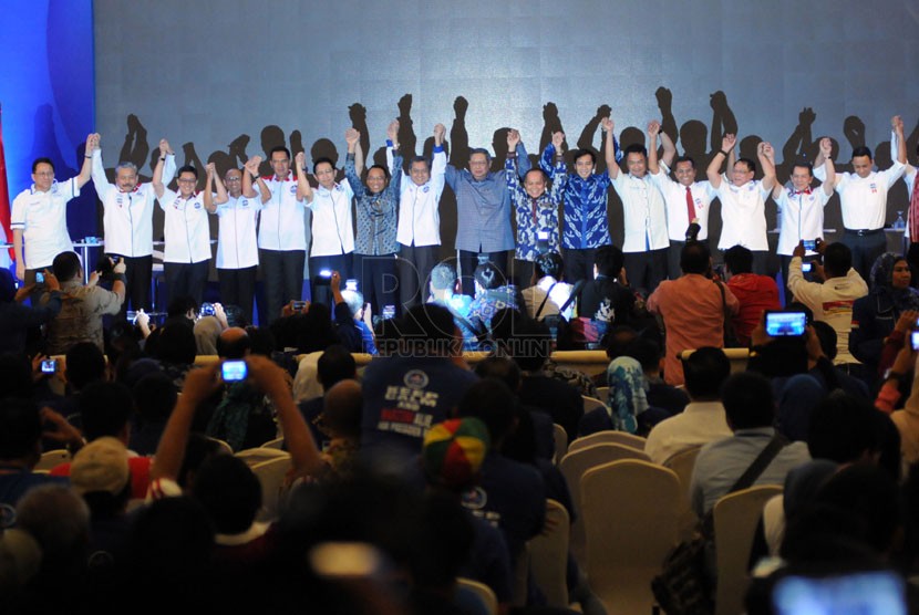  Ketua Umum Partai Demokrat (PD) Susilo Bambang Yudhoyono (tengah) berfoto bersama para peserta Konvensi Calon Presiden PD dan jajaran petinggi partai usai debat putaran final di Jakarta, Ahad (27/4). (Republika/Aditya Pradana Putra)