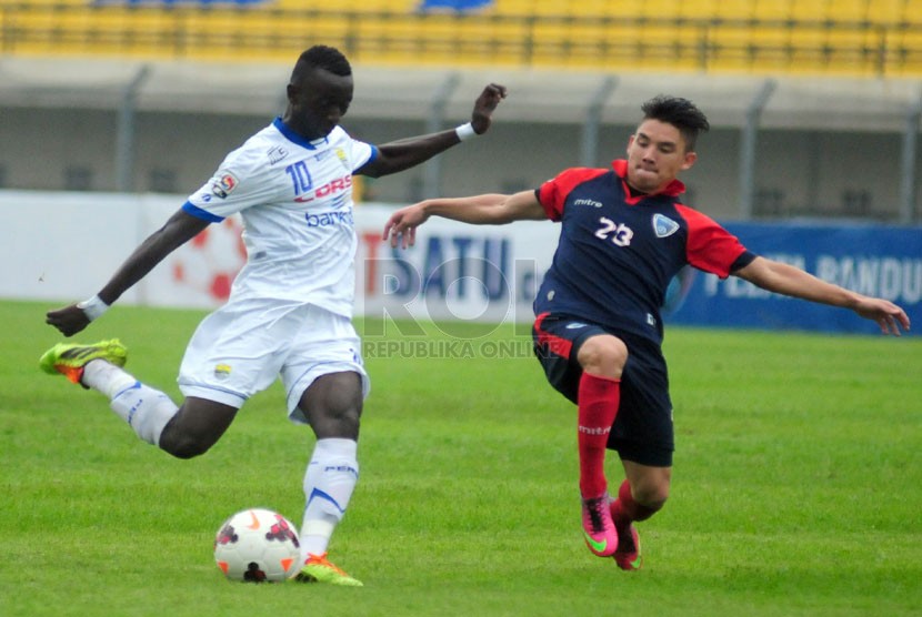  Pemain Pelita Bandung Raya Kim Jeffrey Kurniawan (kanan) mencoba menghadang pemain Persib Bandung Konate (kiri) pada laga Indonesia Super League di Stadion Si Jalak Harupat, Soreang, Kabupaten Bandung, Ahad(27/4). (foto:Septianjar Muharam) 