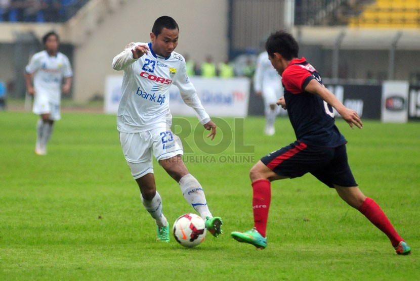  Pemain Persib Bandung M. Ridwan (kiri) mencoba melewati pemain PBR pada laga Lanjutan Indonesia Super League di Stadion Si Jalak Harupat, Soreang, Kabupaten Bandung, Ahad(27/4).(foto:Septianjar Muharam) 