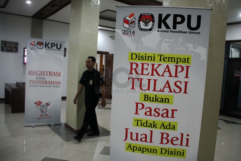 Seorang pria melintas di depan ruang Rapat Pleno Terbuka Rekapitulasi Nasional Penghitungan Suara Pemilu DPR & DPD tahun 2014 di ruang sidang utama KPU, Jakarta, Ahad (27/4). (Republika/Yasin Habibi)