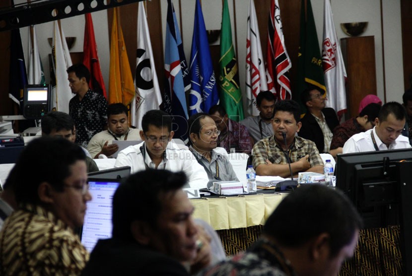   Rapat Pleno Terbuka Rekapitulasi Nasional Penghitungan Suara Pemilu DPR & DPD tahun 2014 di ruang sidang utama KPU, Jakarta, Ahad (27/4). (Republika/Yasin Habibi)