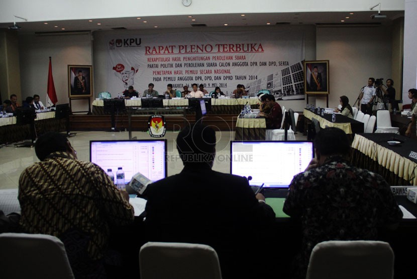   Rapat Pleno Terbuka Rekapitulasi Nasional Penghitungan Suara Pemilu DPR & DPD tahun 2014 di ruang sidang utama KPU, Jakarta, Ahad (27/4). (Republika/Yasin Habibi)