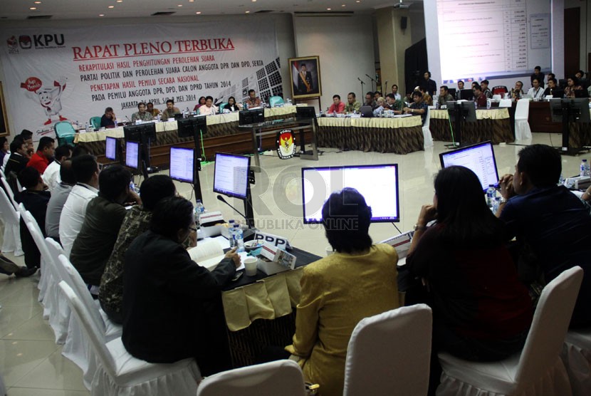   Rapat Pleno Terbuka Rekapitulasi Nasional Penghitungan Suara Pemilu DPR & DPD tahun 2014 di ruang sidang utama KPU, Jakarta, Ahad (27/4). (Republika/Yasin Habibi)