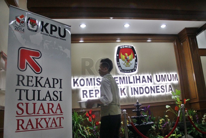  Seorang pria melintas di depan ruang Rapat Pleno Terbuka Rekapitulasi Nasional Penghitungan Suara Pemilu DPR & DPD tahun 2014 di ruang sidang utama KPU, Jakarta, Ahad (27/4). (Republika/Yasin Habibi)