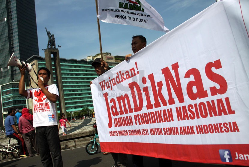  Sejumlah aktivis dari Kesatuan Aksi Mahasiswa Muslim Indonesia (KAMMI) melakukan aksi Peduli Pendidikan Nasional di Bundaran HI, Jakarta Pusat, Ahad (27/4). (Republika/Yasin Habibi)