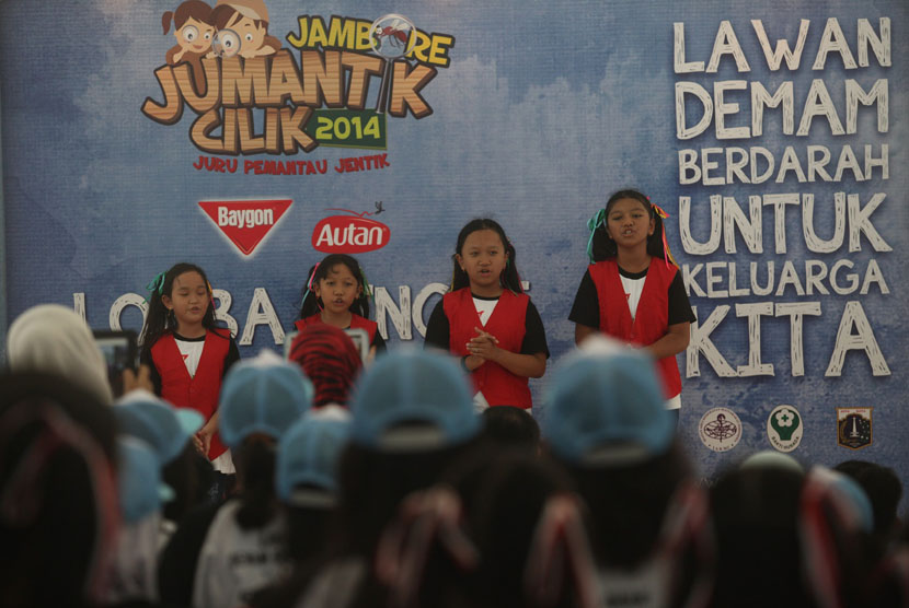  Sejumlah perwakilan murid SD di Jakarta saat mengikuti Jambore Jumantik Cilik di Jakarta, Ahad (27/4).