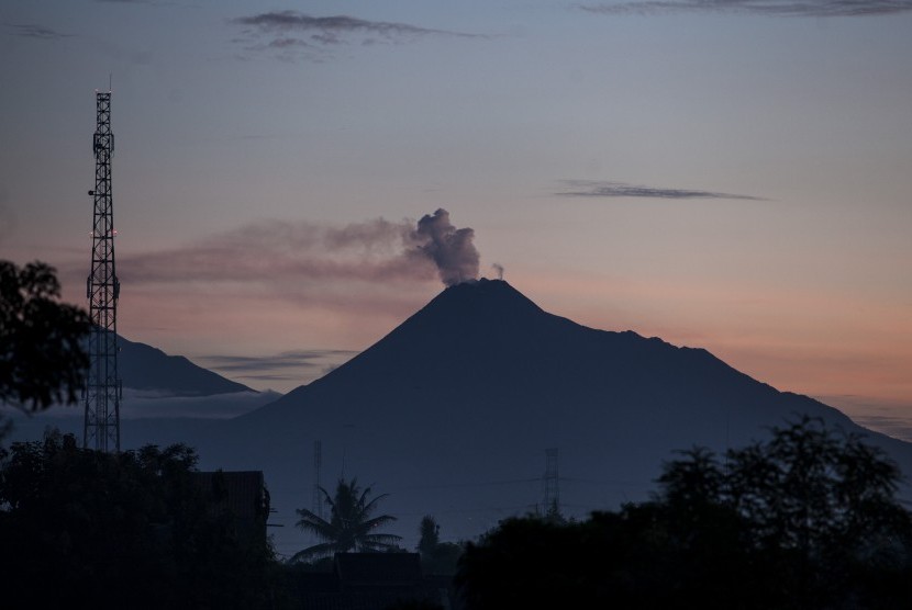  Gunung Merapi mengeluarkan asap sulfatara difoto dari jarak 40 Km di Bantul, Yogyakarta, Jumat (25/4).
