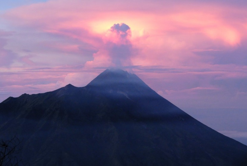 Asap sulfatara keluar dari Gunung Merapi saat difoto dari Sabana 1 Gunung Merbabu, Boyolali, Jawa Tengah, Ahad (27/4). 