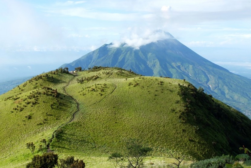  Asap sulfatara keluar dari Gunung Merapi saat difoto dari Sabana 2 Gunung Merbabu, Boyolali, Jawa Tengah Ahad (27/4).