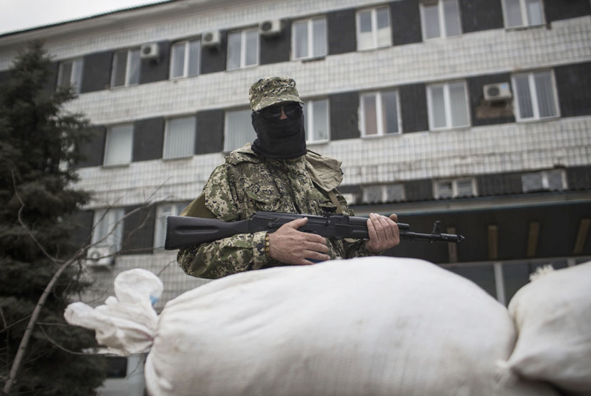   Milisi pro Rusia berjaga di depan gedung pemerintahan yang telah mereka kuasai di Konstantinovka, Ukraina, Selasa (29/4).